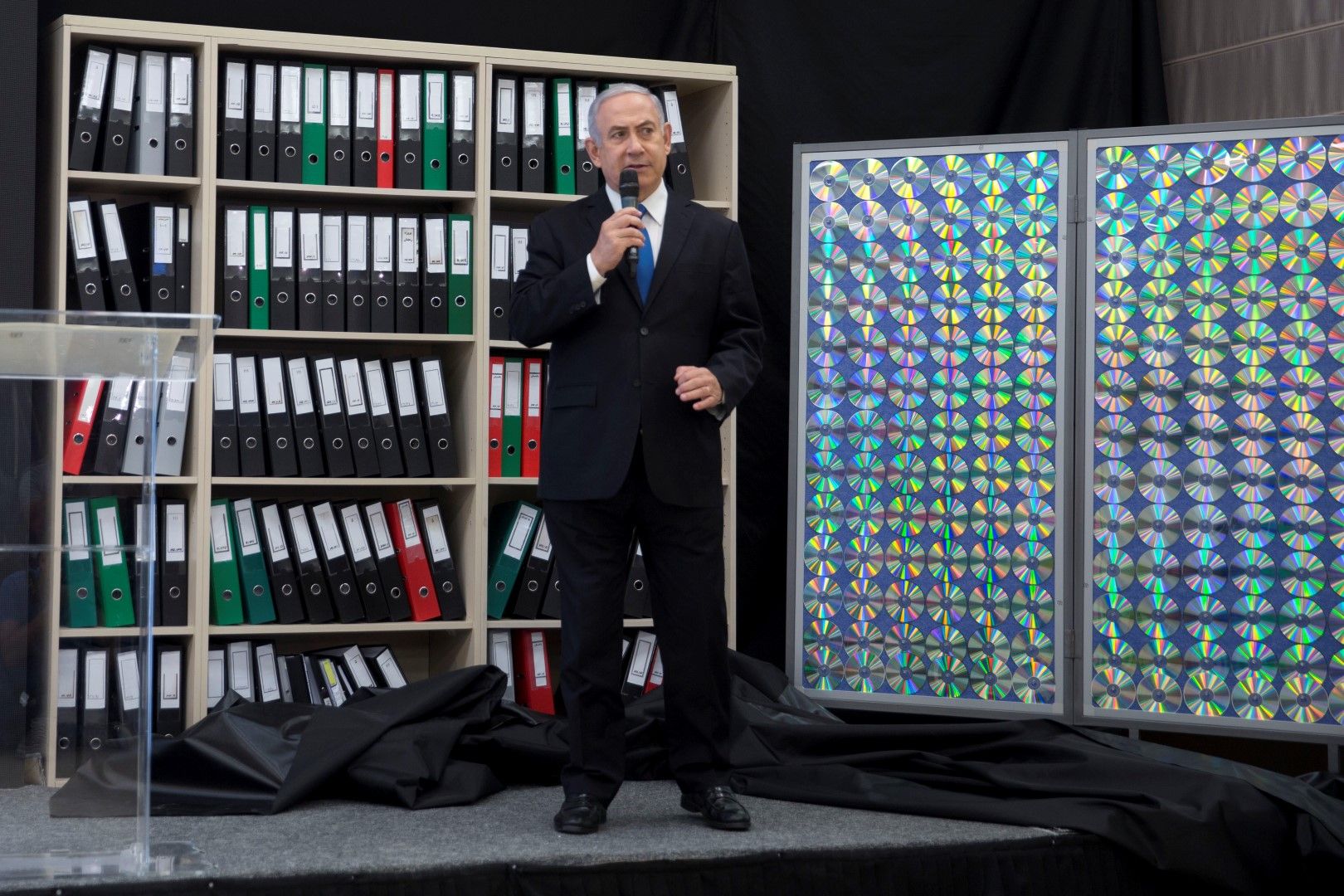 Израелският премиер Бенямин Нетаняху показва ирански ядрени документи 