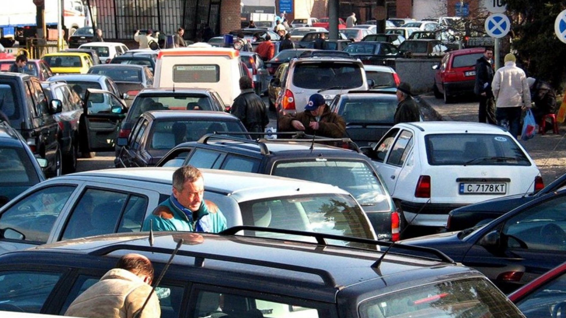 Огромни опашки се извиха пред столичната Пътна полиция Те са