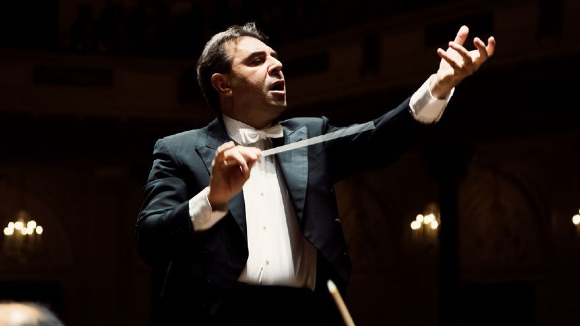 Уволниха главния диригент на Кралския оркестър на Амстердам заради обвинения в сексуално посегателство