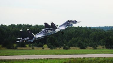 Руски изтребители Су 30 ескортираха два стратегически бомбардировача B 1 Lancer на