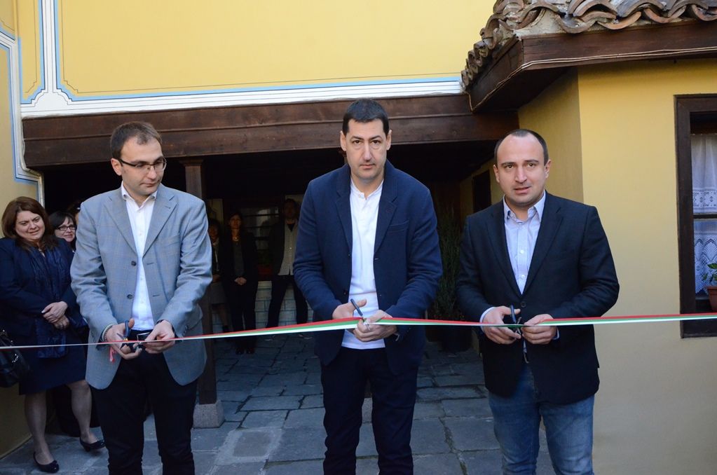 Снимка от откриването на първия в Пловдив дигитален център за културно-историческо наследство през март 2017 г.