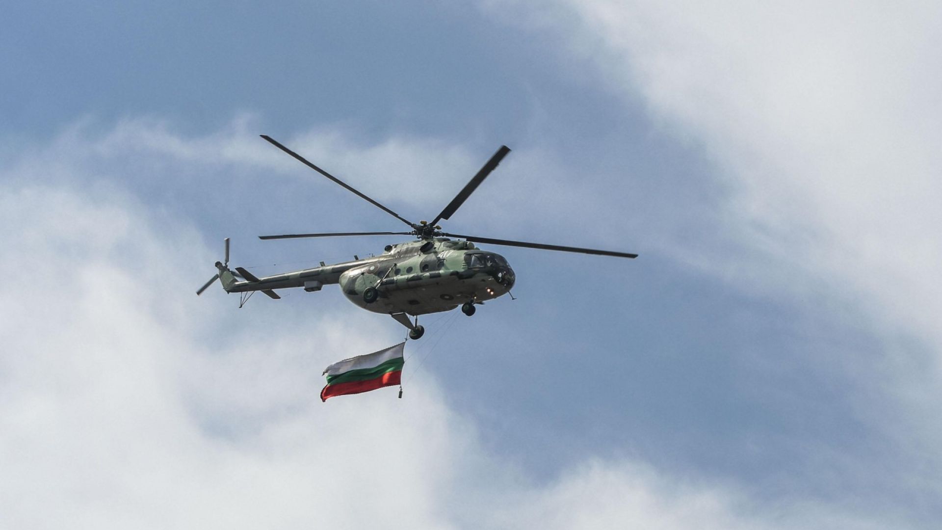 Изтребители и хеликоптери репетират за военния парад над София