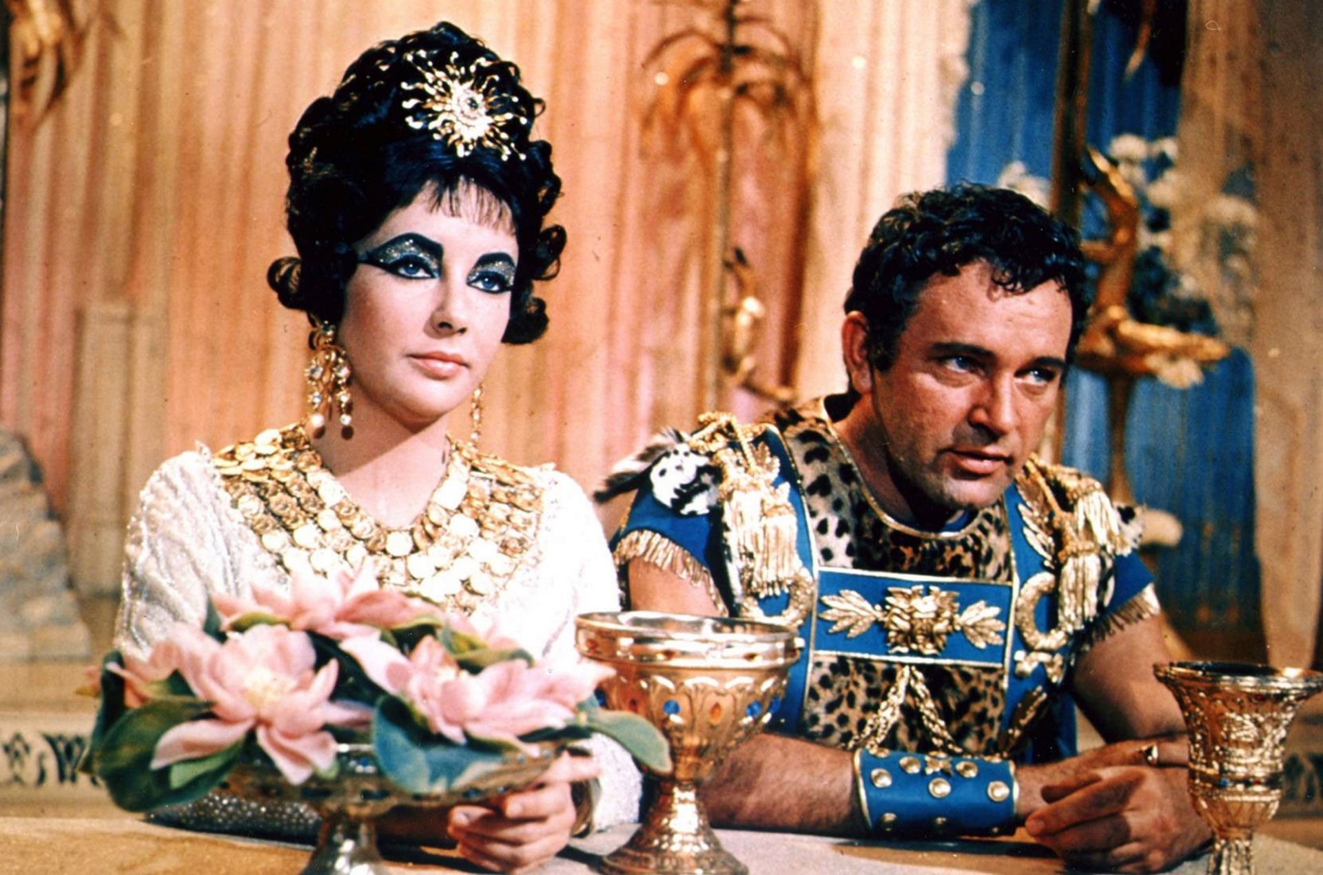 Елизабет Тейлър и Ричард Бъртън в филма "Клеопатра" (1963)