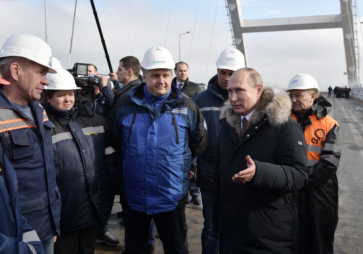 Мостът свързва континентална Русия с Кримския полуостров, който страната отне от Украйна през 2014 година