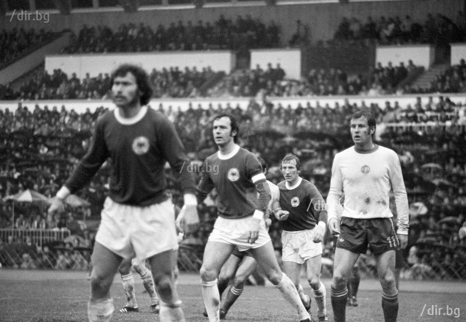 Георги Денев-Кучето (вдясно) в дуел с Бекенбауер, Брайтнер и страхотния германски отбор от 70-те. 