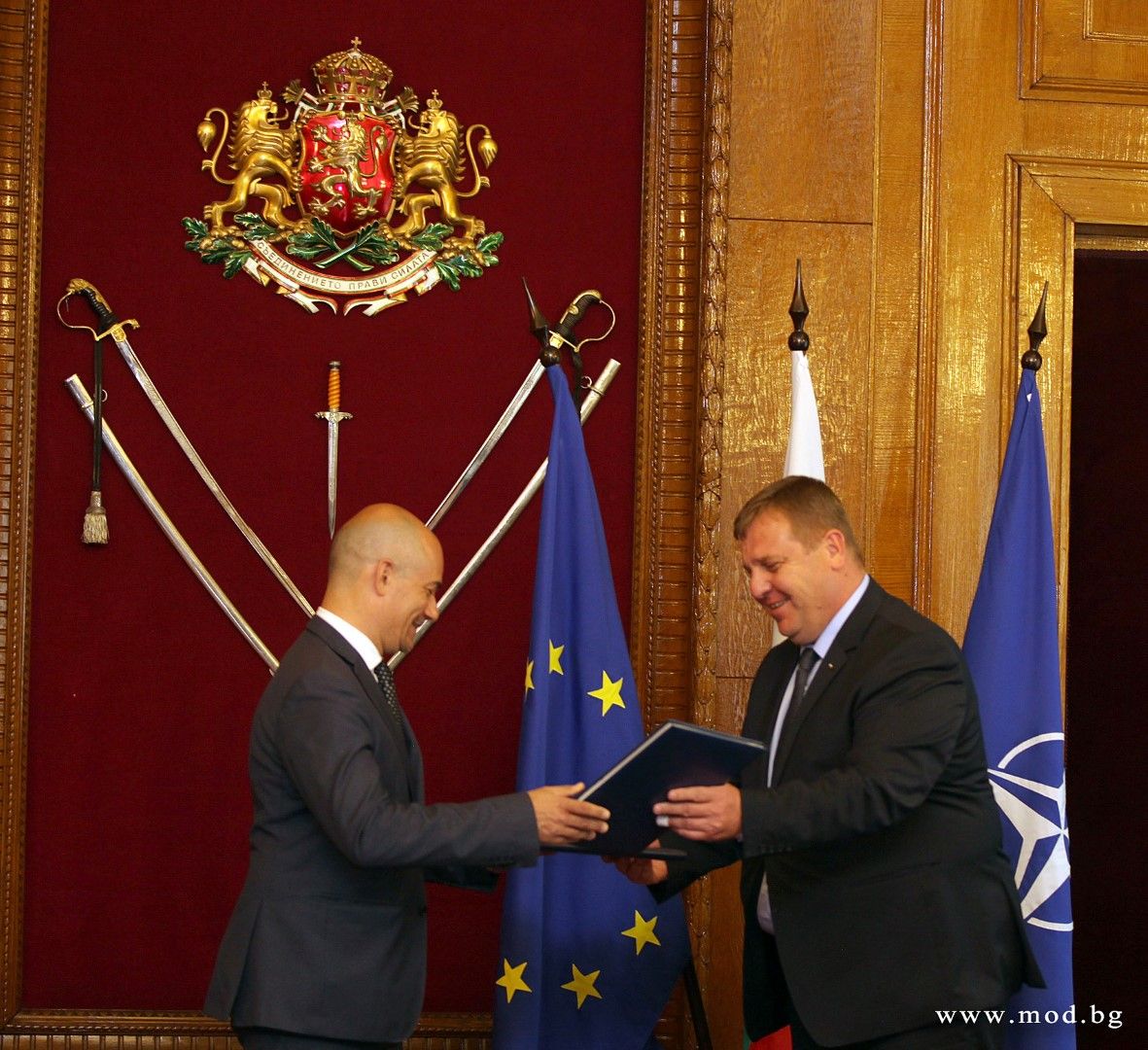 Красимир Каракачанов размени допълнителното споразумение за ремонта на Спартан с представител на италианската фирма "Леонардо"