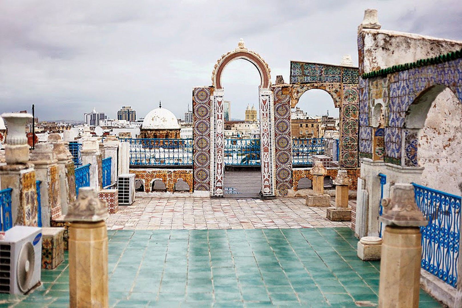 Изключиво красива тераса с мозайки в Тунис 