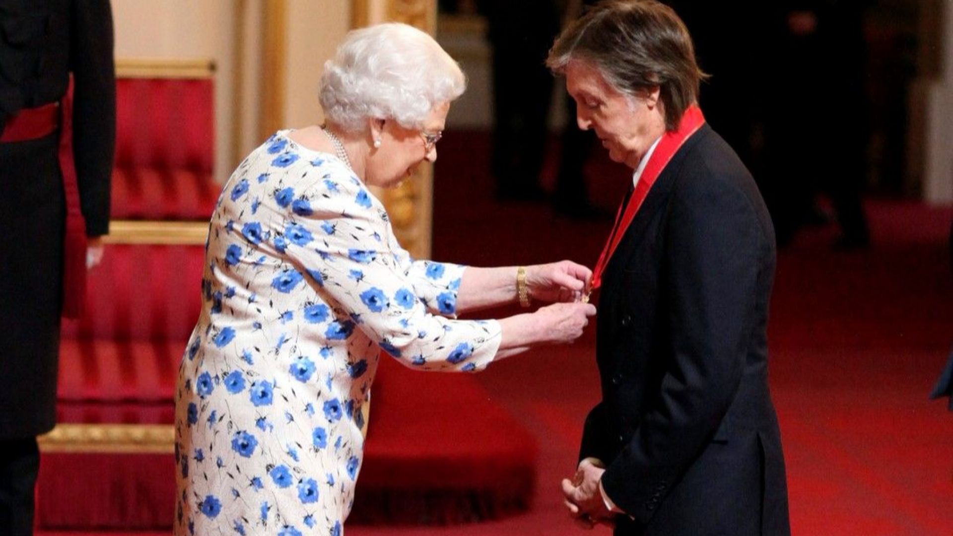 Кралица Елизабет връчи Орден на кавалерите на честта на Пол Макартни