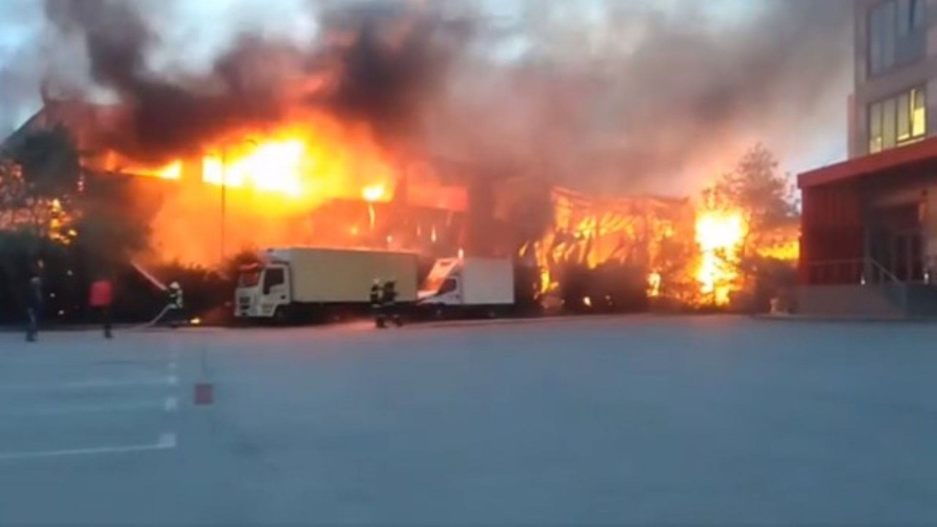 Голям пожар гори в склад на известна фирма в София (обновена)