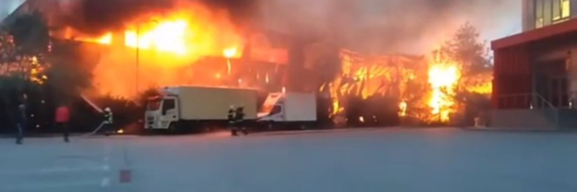 Голям пожар гори в склад на известна фирма в София (обновена)