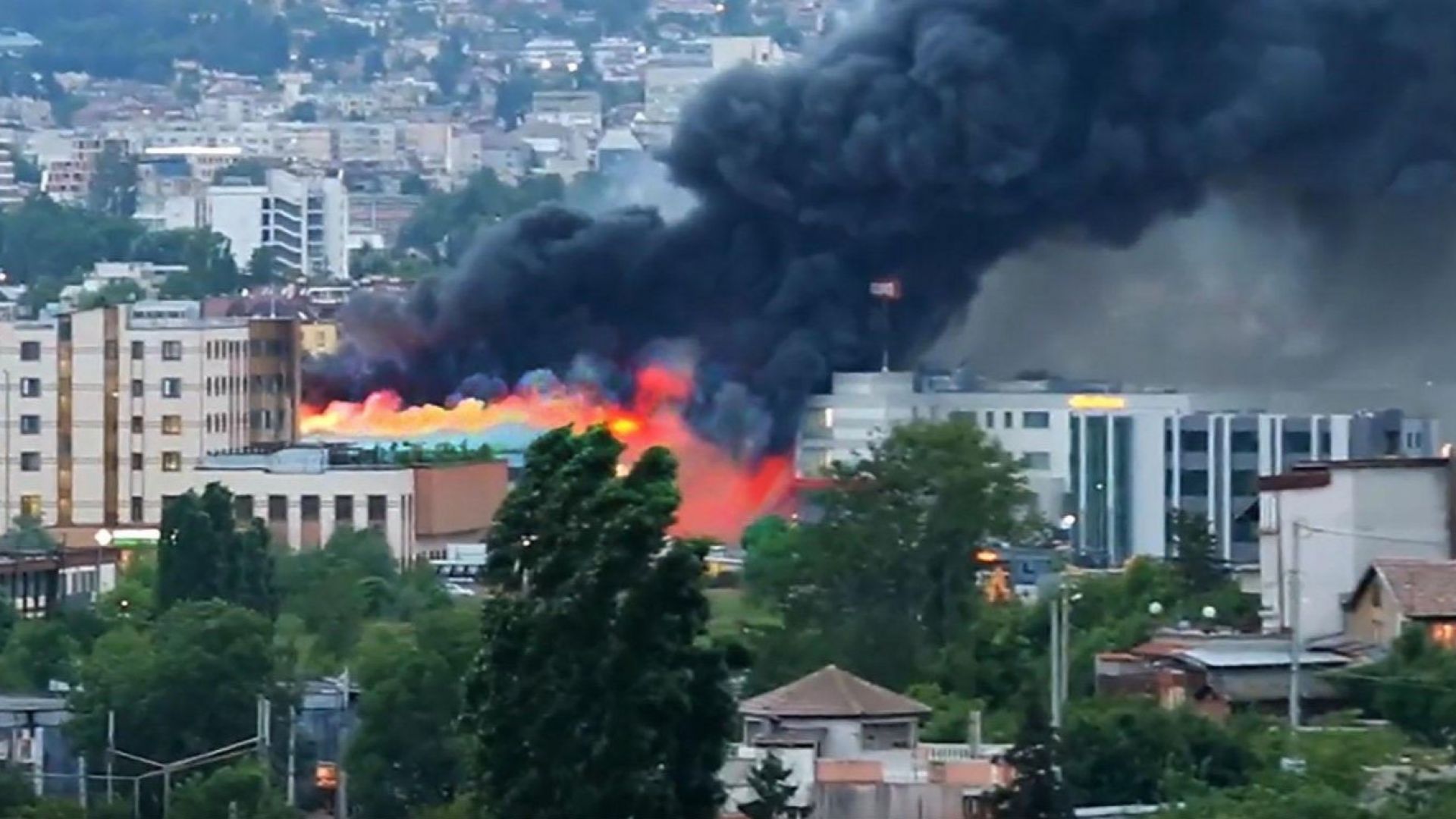 Потушиха пожара в складове за храни и алкохол в София