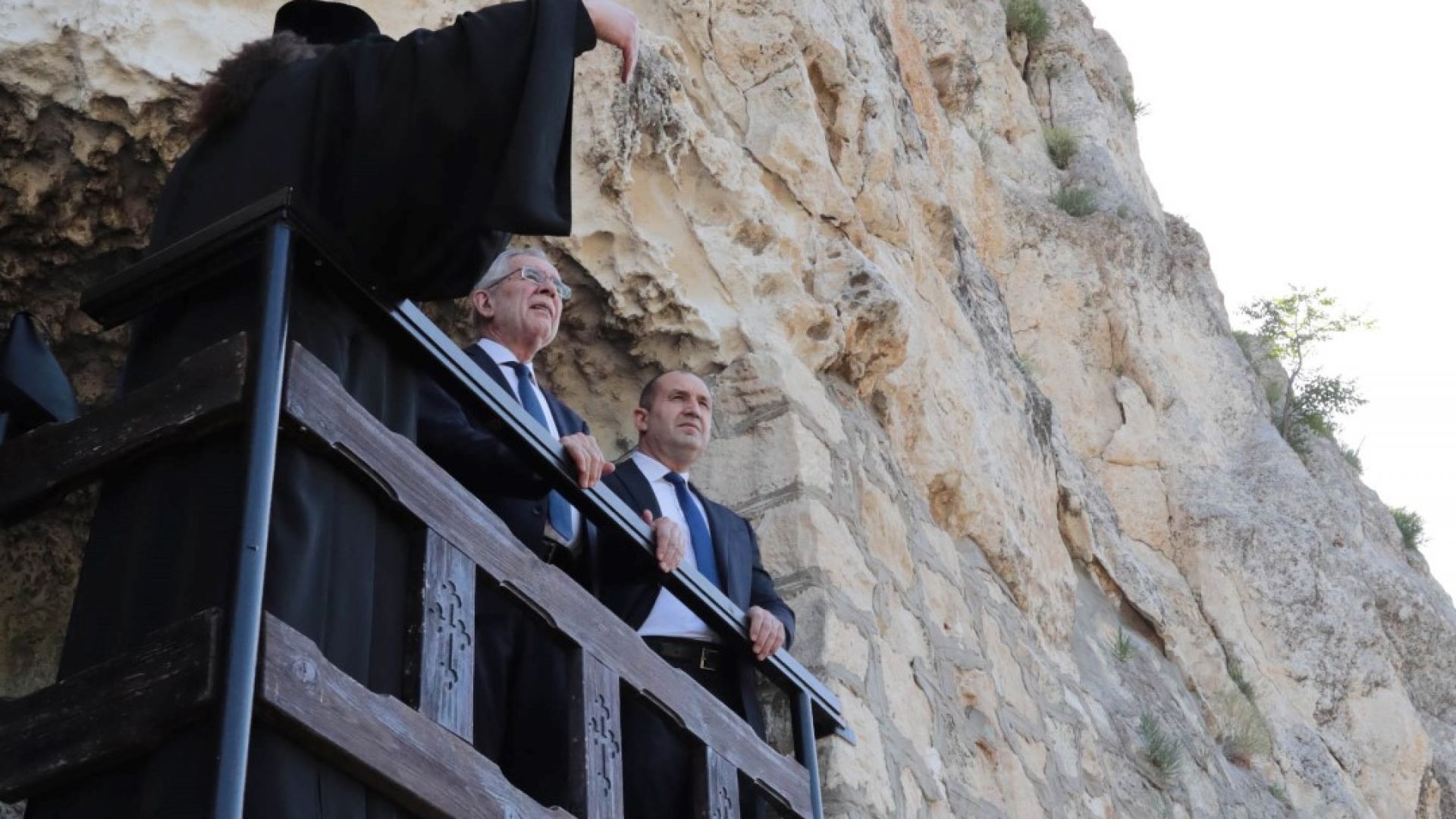 Румен Радев и Александър Ван дер Белен посетиха скалния манастир „Св. Димитър Басарбовски“