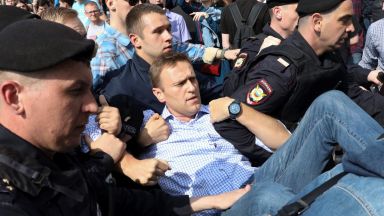 Вече над 1000 души са арестувани при протести срещу Путин
