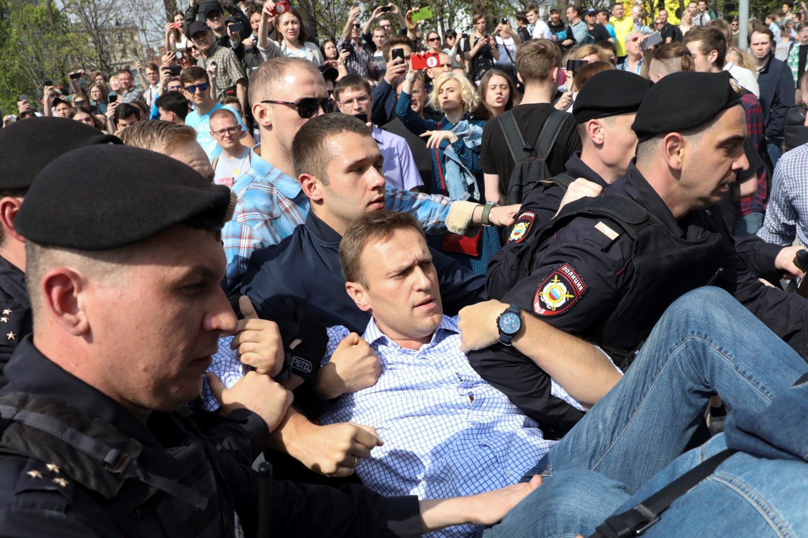 Навални се появи на Пушкинския площад и бързо бе задържан