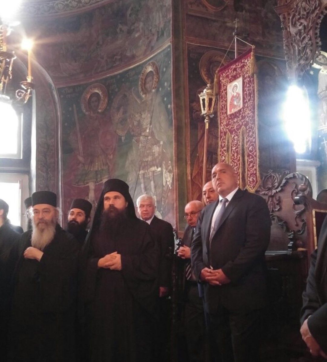 Бойко Борисов участва в литургията и в литийното шествие по случай Гергьовден в манастира "Св. вмч. Георги Зограф" в Атон