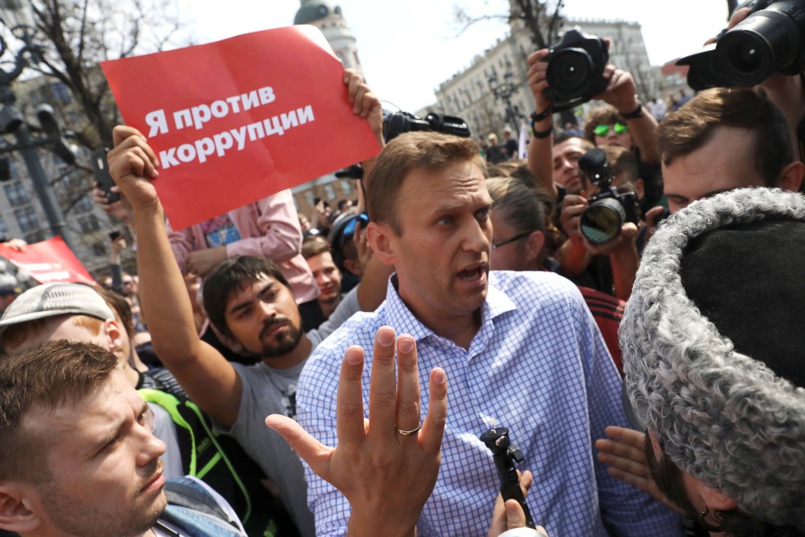 Алексей Навални, противник номер едно на Кремъл, бе задържан днес пред дома си по неизвестни причини