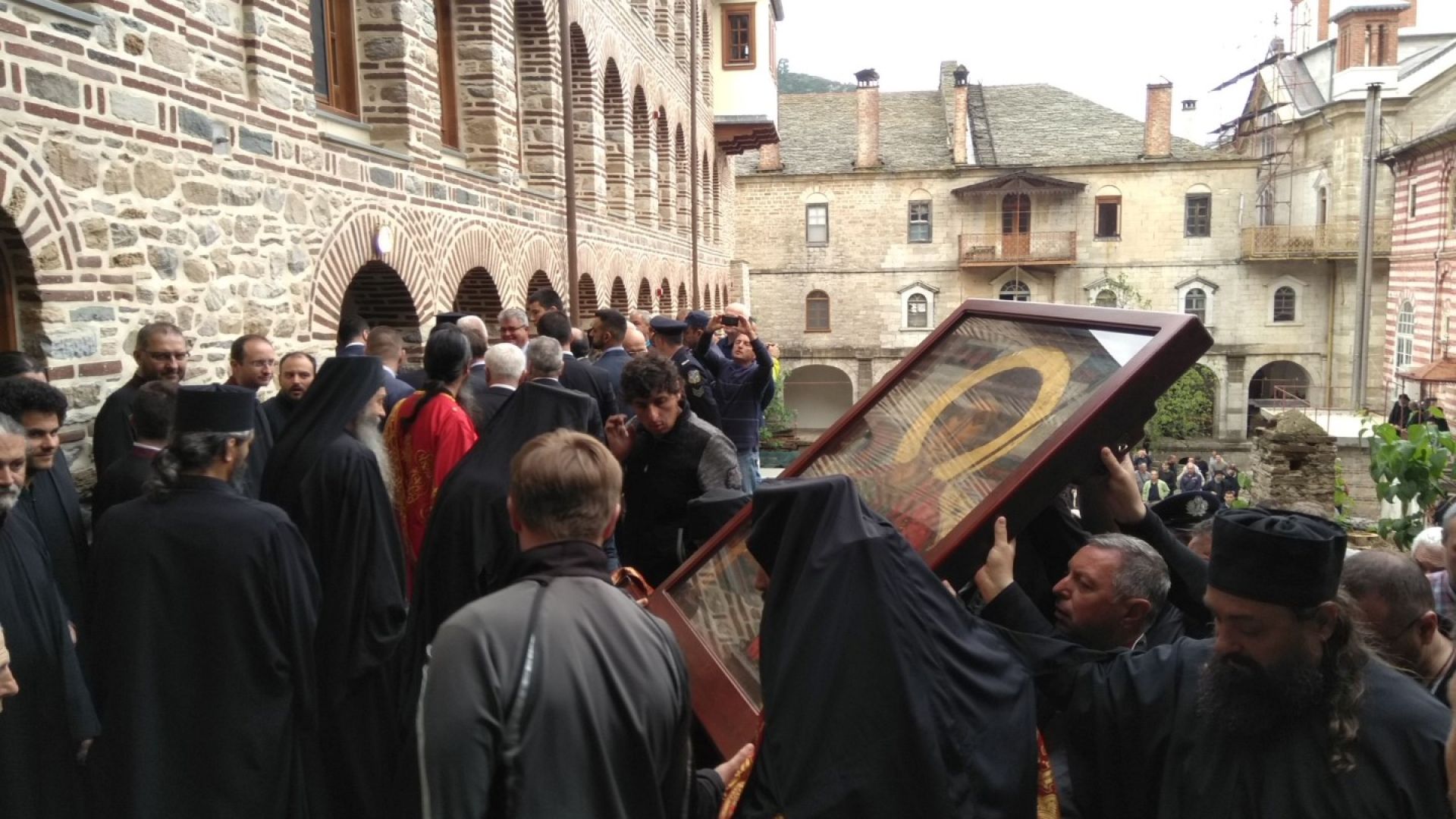 Бойко Борисов участва в литургията и в литийното шествие по случай Гергьовден в манастира "Св. вмч. Георги Зограф" в Атон