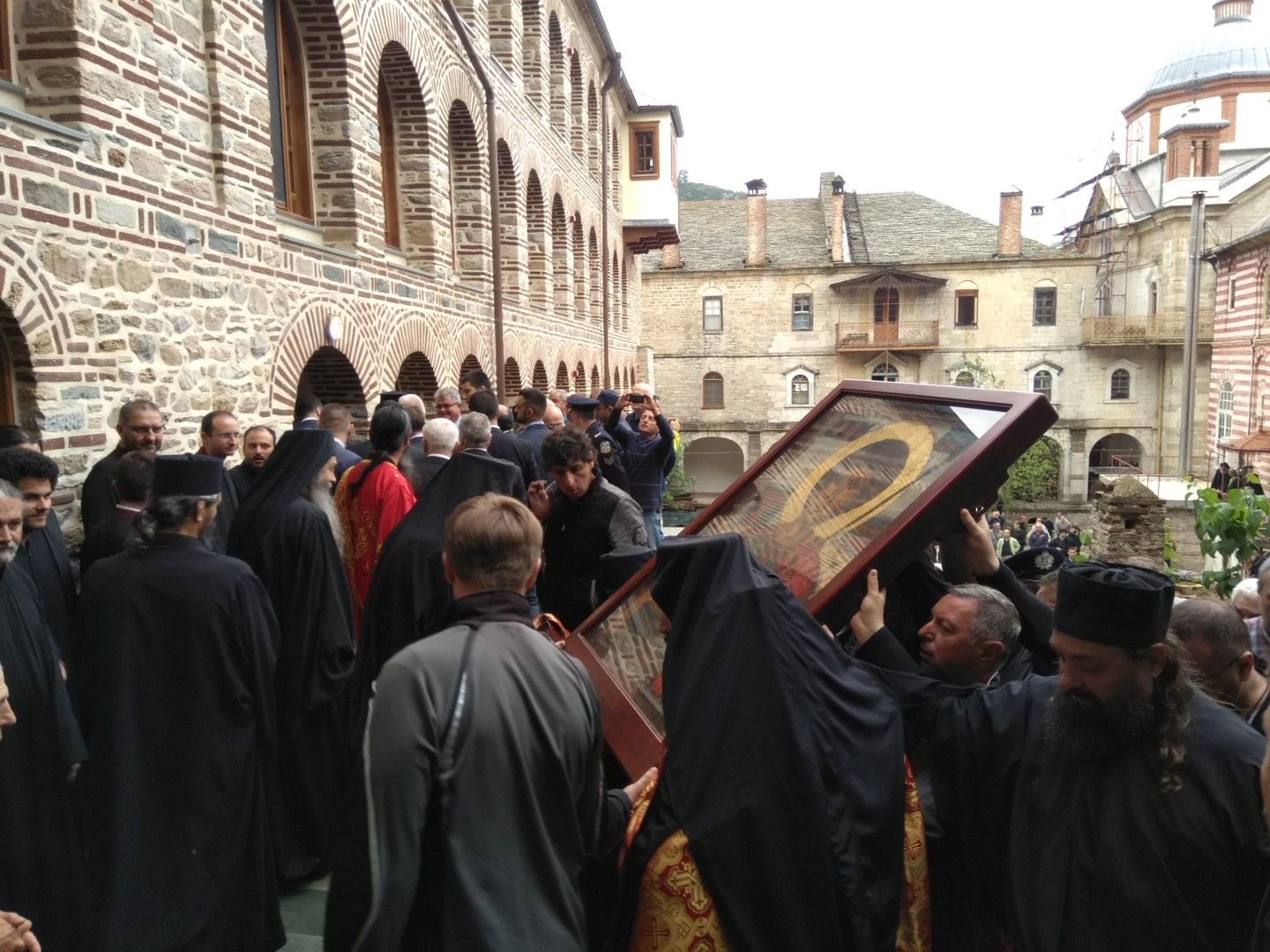 Бойко Борисов участва в литургията и в литийното шествие по случай Гергьовден в манастира "Св. вмч. Георги Зограф" в Атон