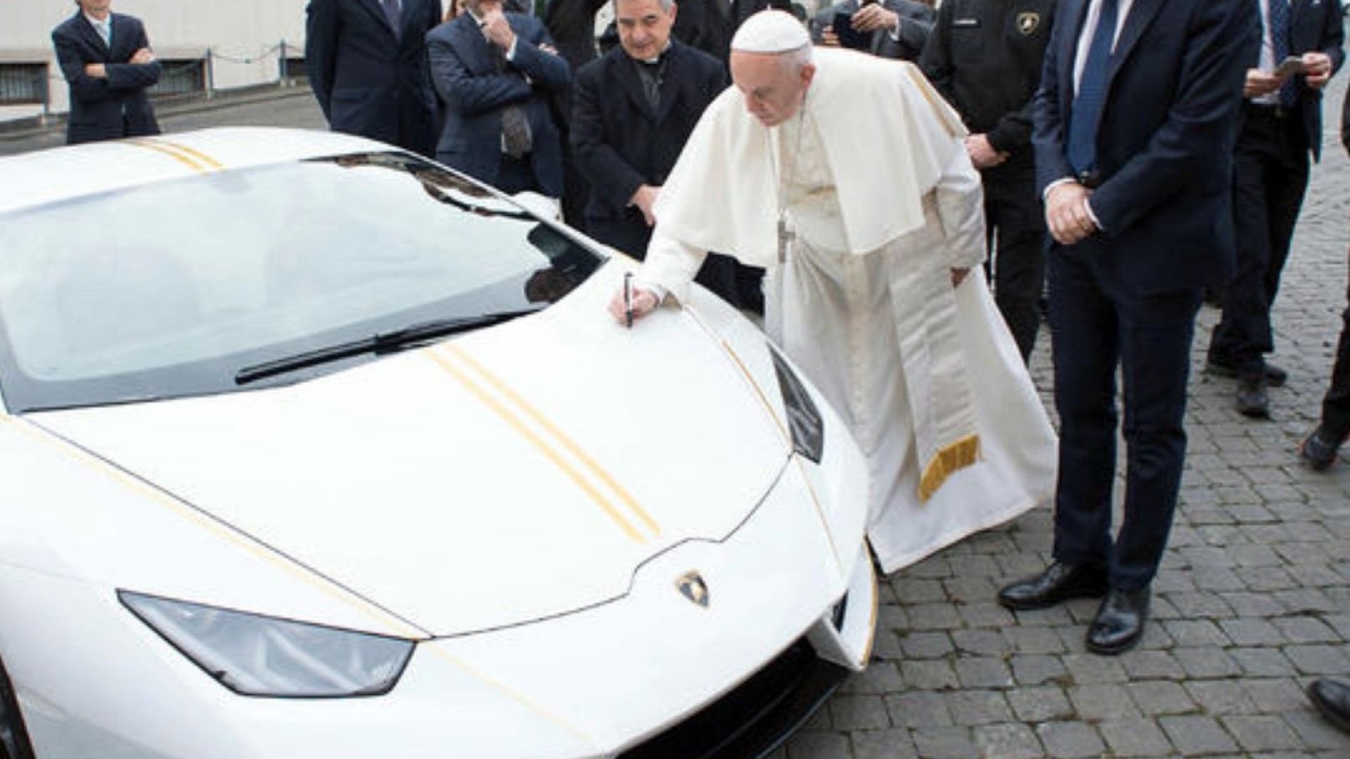 Папата продава на търг чисто новото си "Ламборджини"