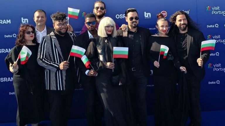Жана с прозрачно деколте на откриването на "Евровизия"