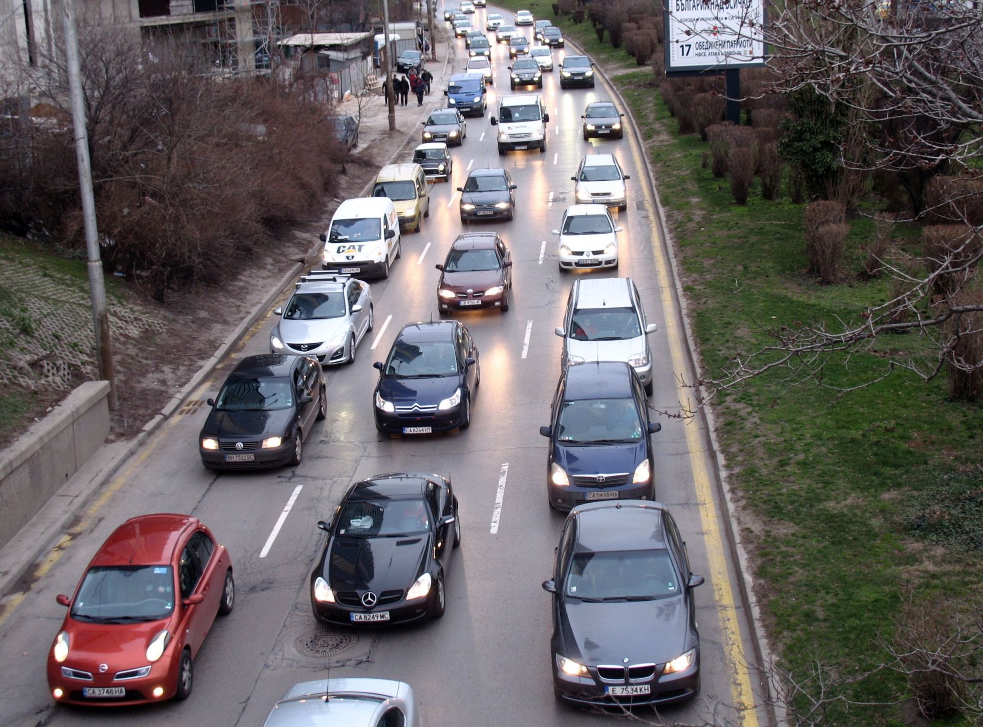 По неофициални данни по пътищата ще тръгнат днес над 220 хиляди автомобила.