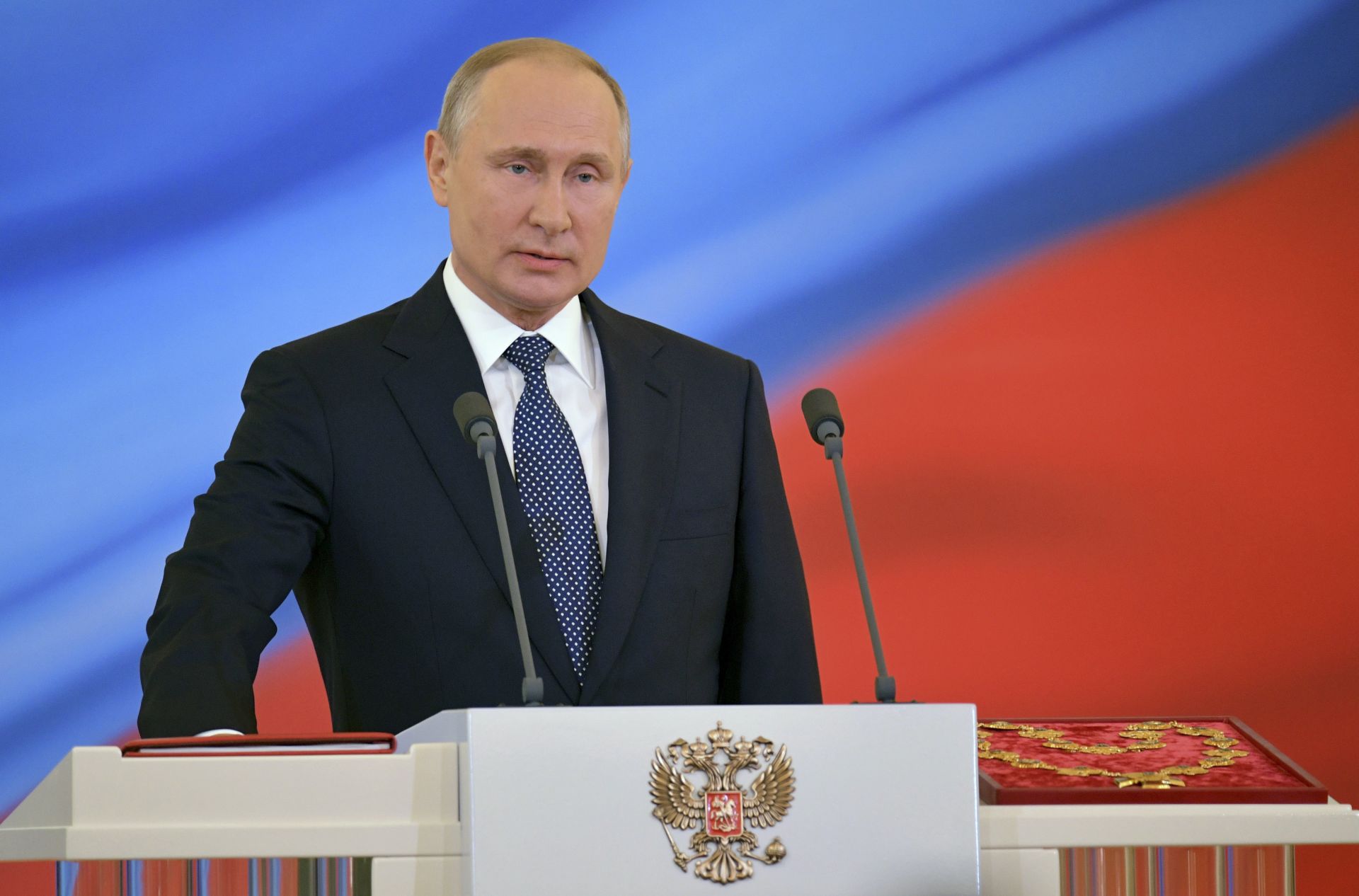 Президентът  върху конституцията на церемония в Андреевската зала на Големия кремълски дворец