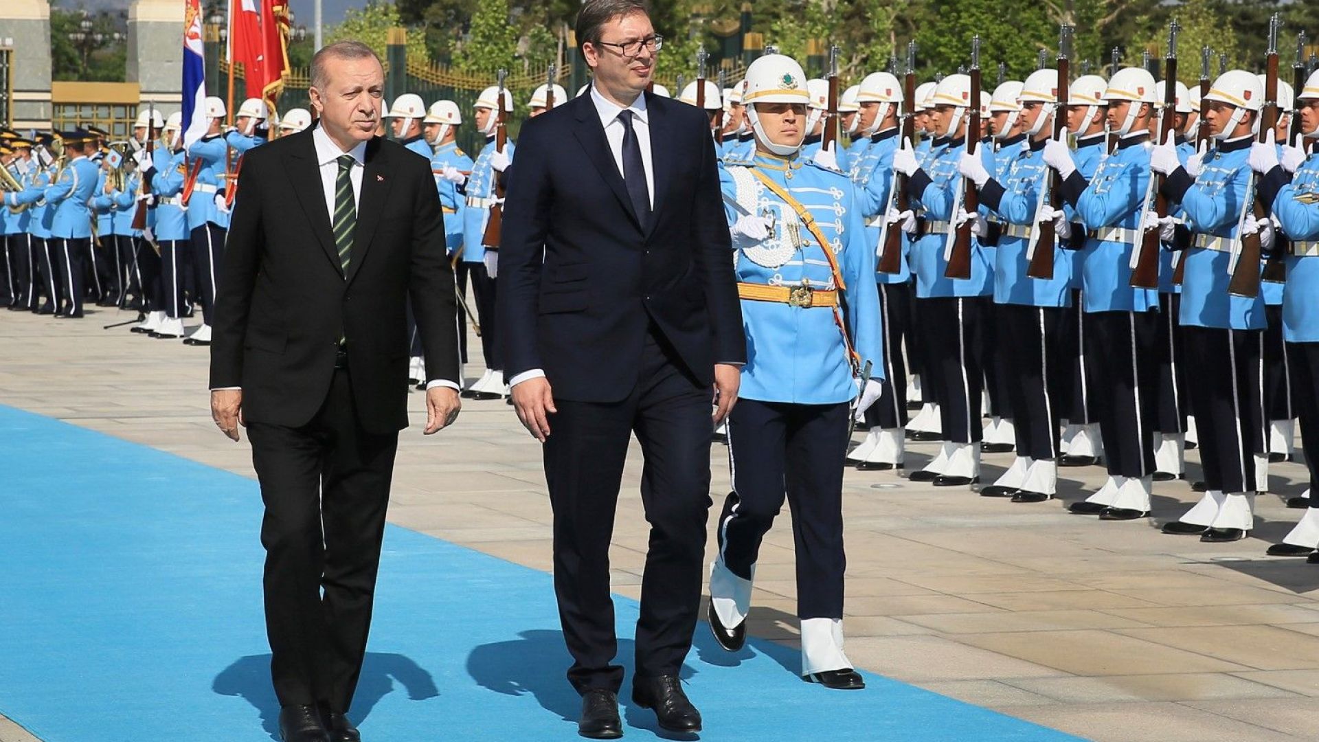 Ердоган посрещна Вучич с турска конница със сръбско знаме 