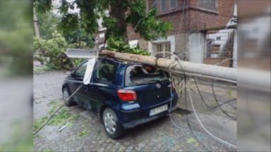Електрически стълб падна върху автомобили в Пловдив