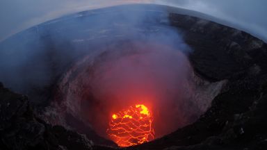 Облакът от вулкана Килауеа вече е 4 км, червен код за самолетите