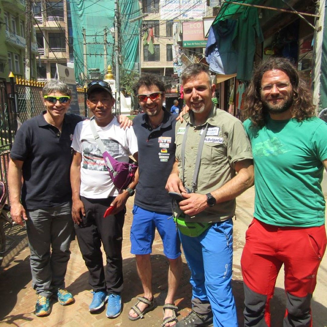 Последната снимка на Боян Петров преди да тръгне с останалите алпинисти на експедиция