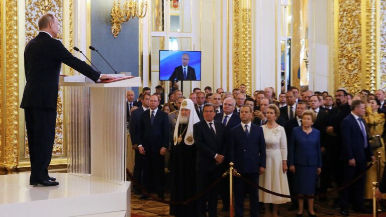 Путин се ръкува в Кремъл само с трима, ето кои