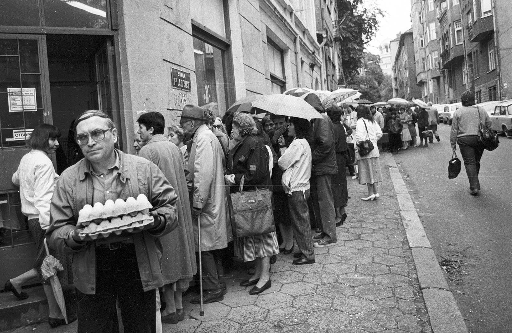 През 1991 г. за повечето хора няколко хляба също се оказват истинско богатство. Снимка: Иван Григоров/Dir.bg