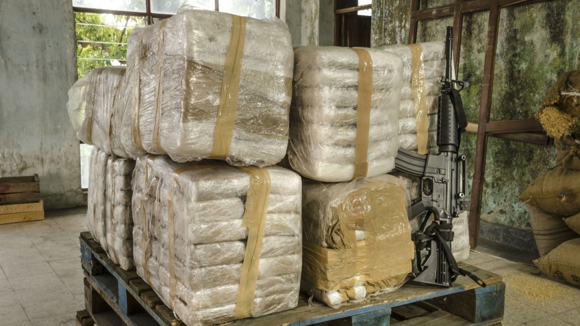 Двама българи арестувани в Перу с 380 кг кокаин
