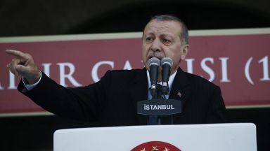 Ердоган нарече "жалка група" над 300 известни френски личности