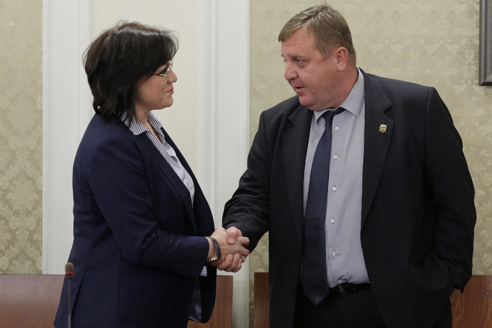 Лидерът на БСП Корнелия Нинова и министърът на отбраната Красимир Каракачанов 
