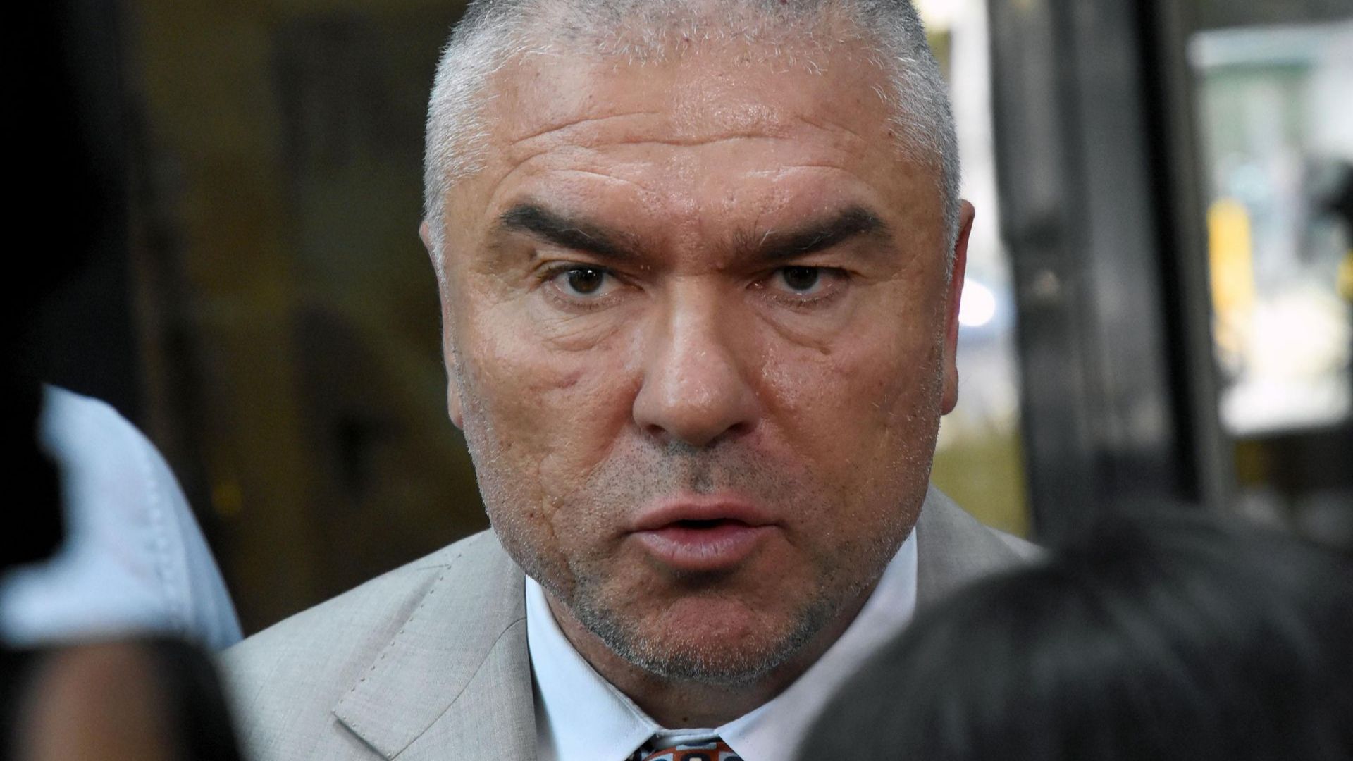 Марешки настоя за оставка на Каракачанов, Сидеров пламенно го защити