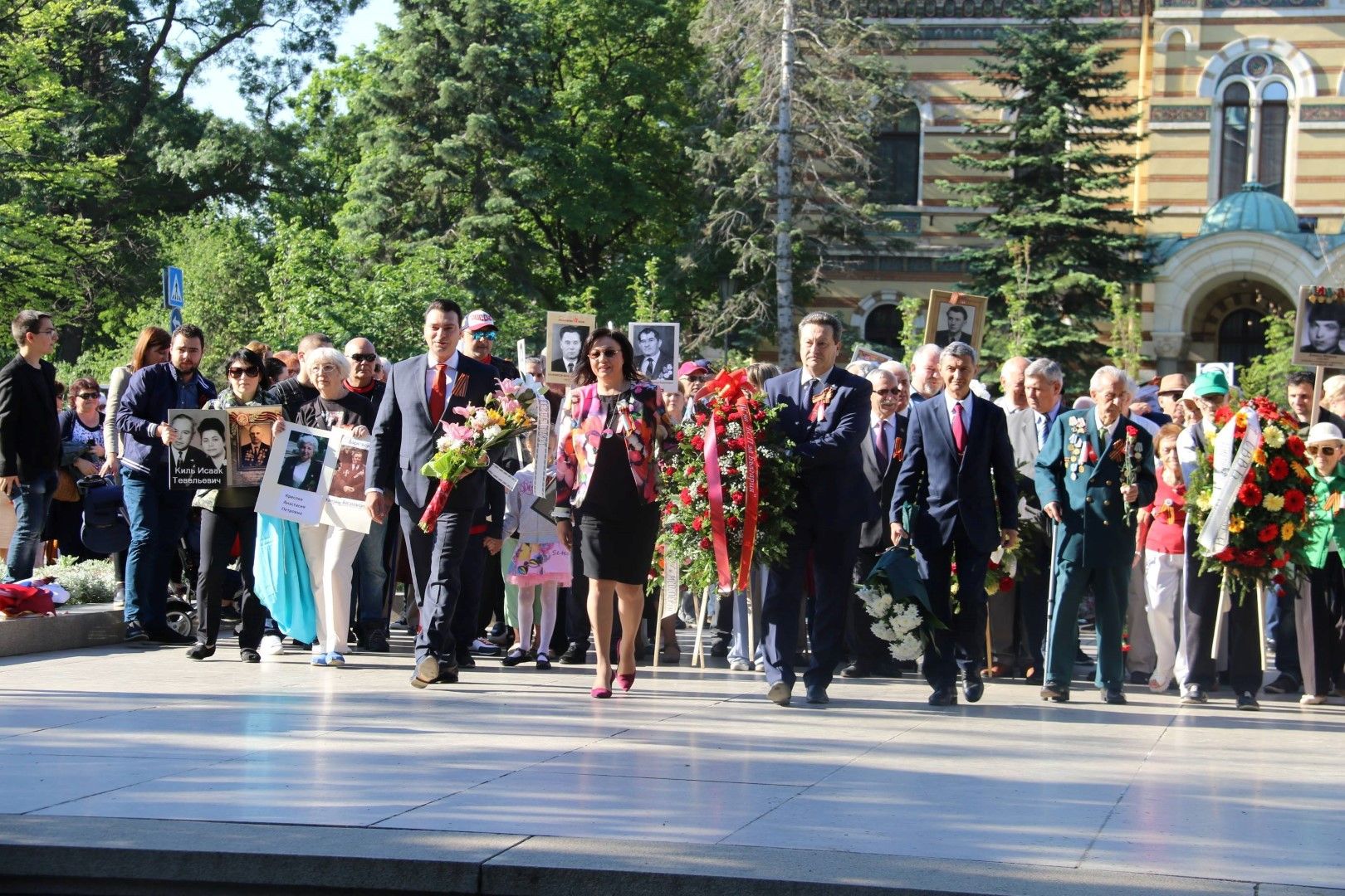 Корнелия Нинова участва в шествието на "Безсмъртния полк"