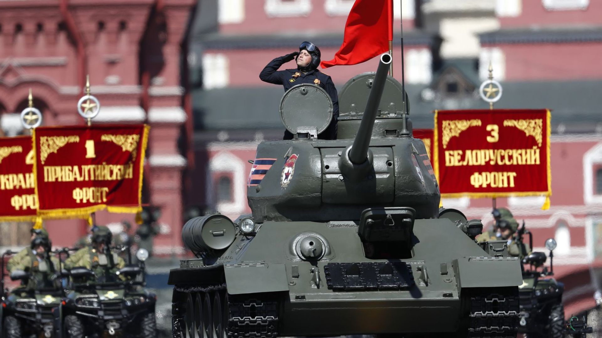 Путин на военния парад:  Русия е готова за мирен диалог