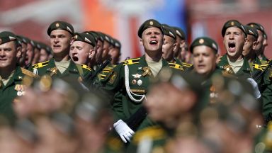 Военен рев превзе Москва за Парада на победата (видео)