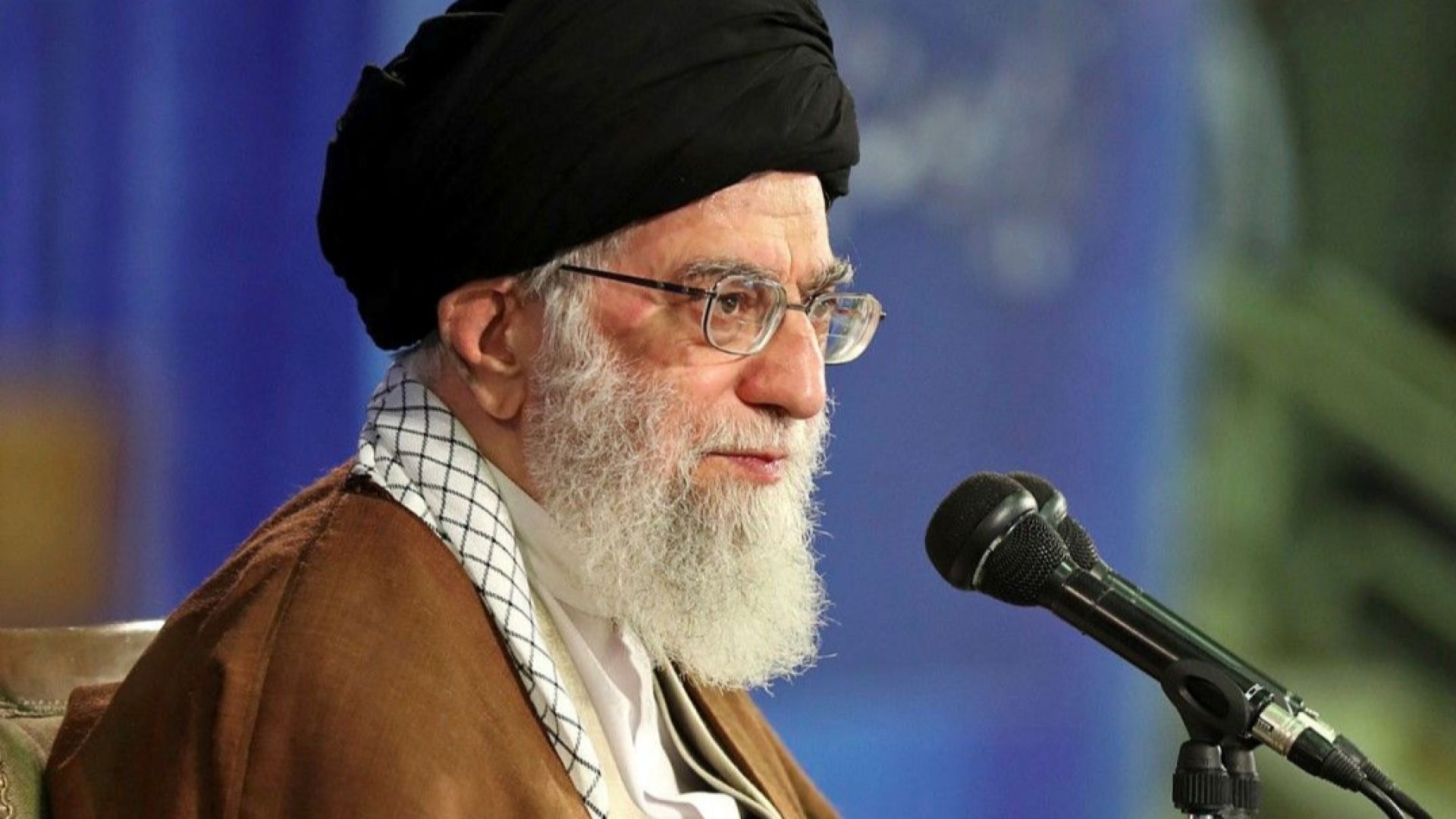 Иранският лидер аятолах Али Хаменей е призовал днес иранската армия
