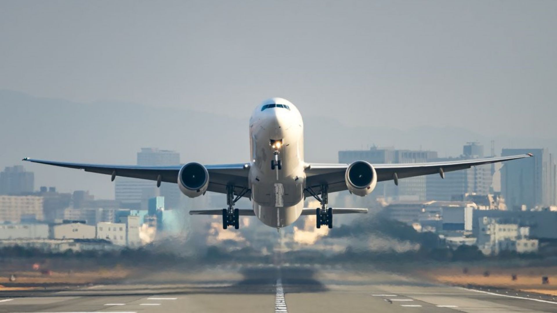 МВнР: Внимавайте с пътуванията със самолет до Италия