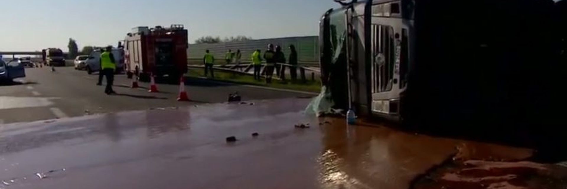 Цистерна изля 12 тона шоколад на полска магистрала (видео)