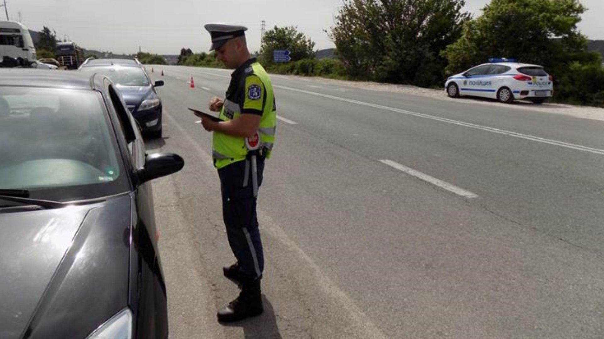 Пътни полицаи облекчават автомобилния поток по южното Черноморие