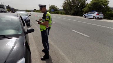 Шофьор отказа проверка от полицаи - картите им изтекли (видео)