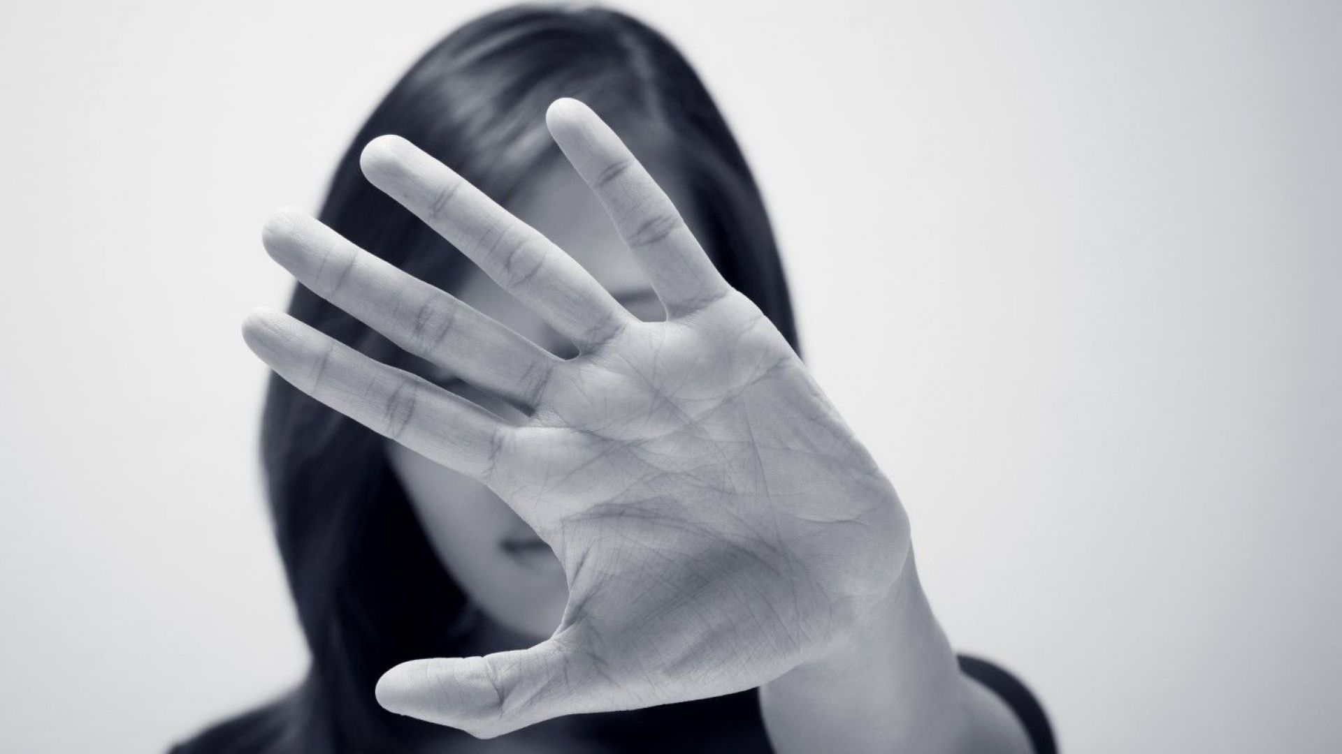 Мъж пребивал системно жена си защото не му давала пари