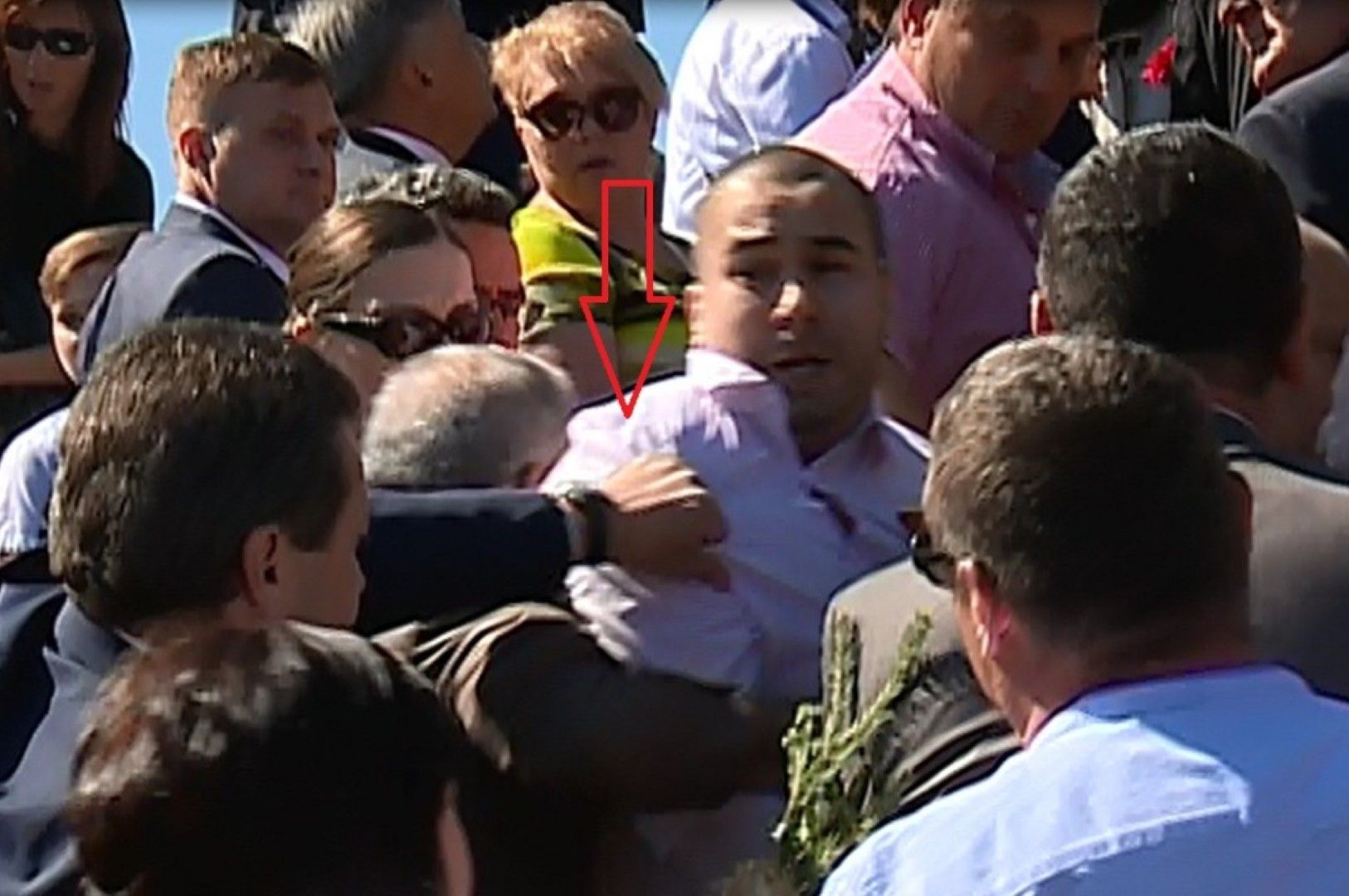 Депутатът от БСП Таско Ерменков дърпа журналиста