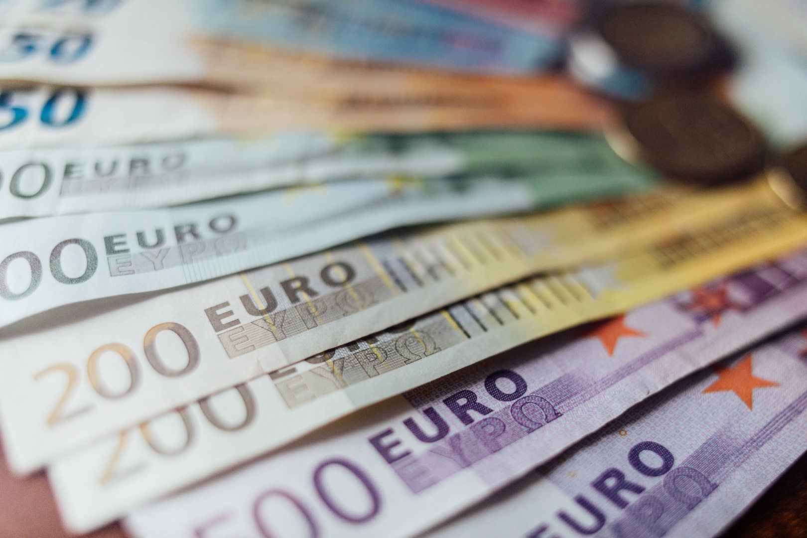 Недекларираната валута - общо 155 000 евро в различни купюри е иззета