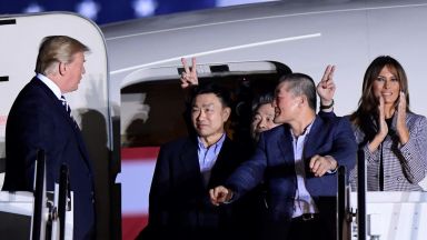 Тръмп и Мелания на крака при освободените от КНДР граждани на САЩ