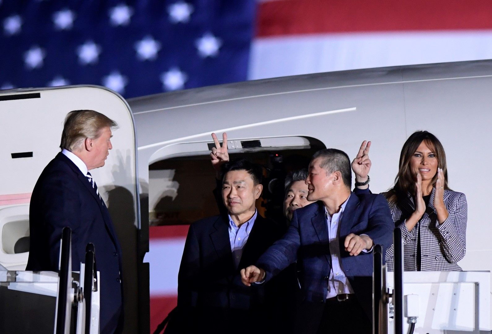 Тръмп и Мелания посрещнаха освободените от Северна Корея американски граждани