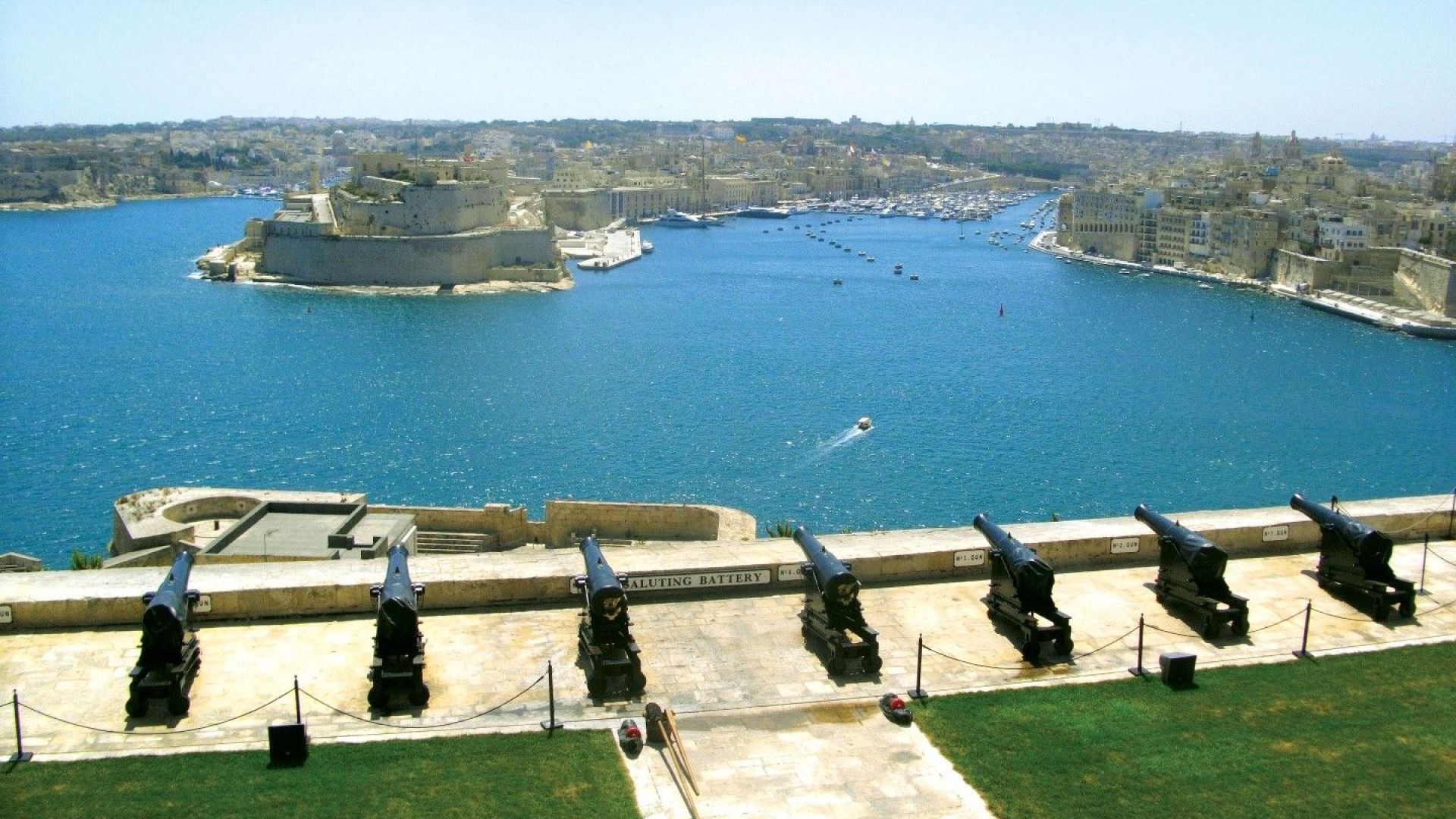 Близо 50 българи от 6 дни са блокирани на остров